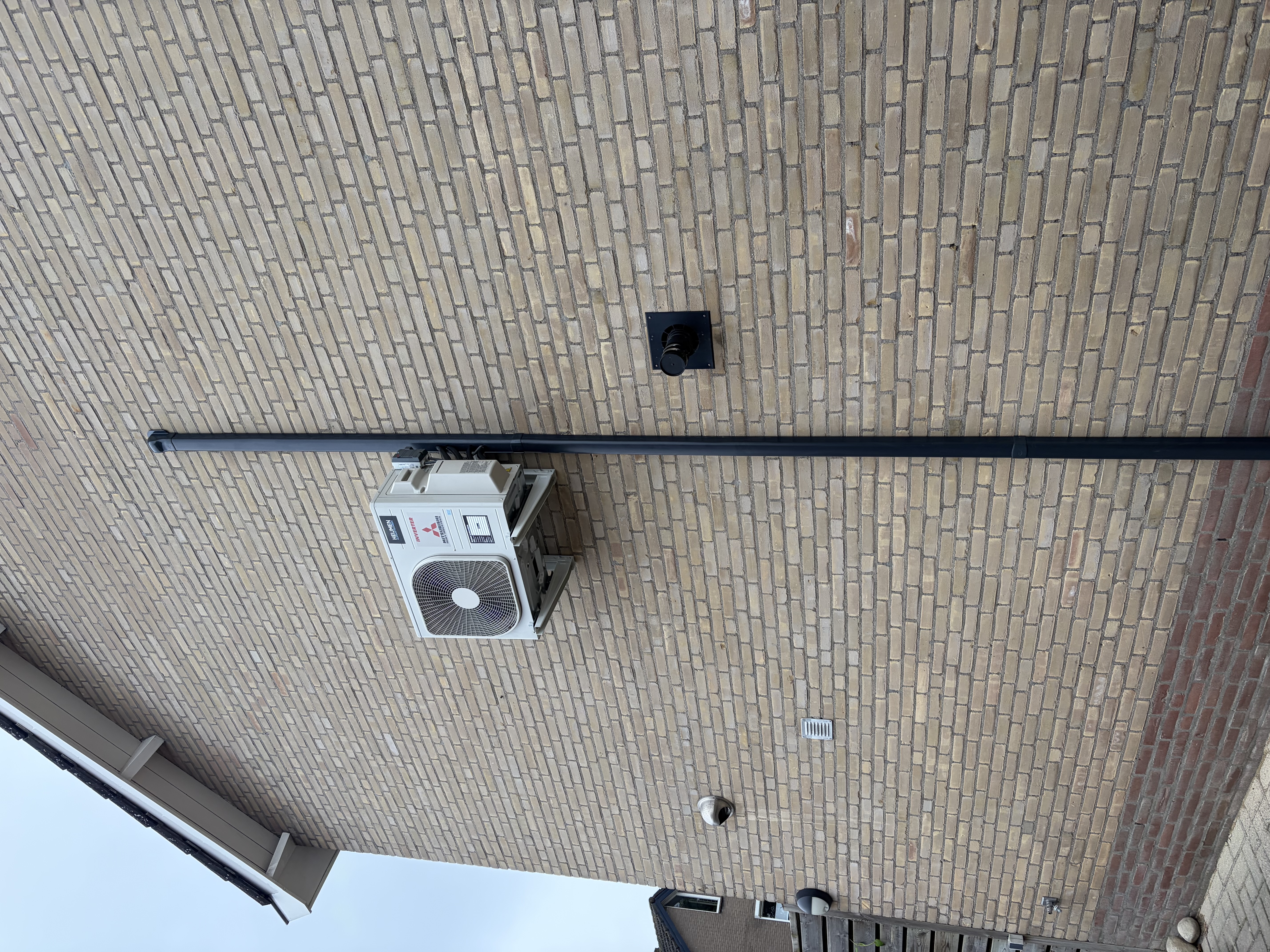 Mitsubishi buitenunit gevel installatie